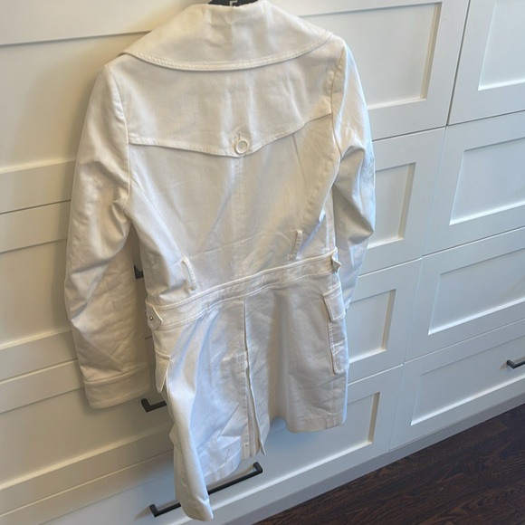 Beautiful Pinko White Trench coat! Size 6 Fitted comes with white belt. - Picture 4 of 5